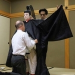　人形に「衣紋」の技術で装束を着付ける宮内庁京都事務所の職員＝１０月、京都市上京区