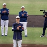 　韓国との強化試合に向けた合宿を打ち上げ、手締めをする野球日本代表の井端監督（奥中央）ら＝サンマリン宮崎