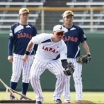 　守備練習する牧（中央）と小園（左）ら＝７日、サンマリン宮崎