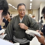 　横綱審議委員会の稽古総見に出席し、取材に応じる北の富士勝昭さん。粋な着物姿と硬軟織り交ぜたコメントで長く角界のご意見番として愛された＝２０１８年８月、東京・両国国技館の相撲教習所