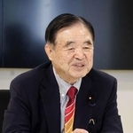 　遠藤利明氏＝６月、東京都内