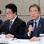 　記者会見で介護現場で働く職員の処遇改善を訴える、全国老人保健施設協会の東憲太郎会長（右）＝１２日午後、東京都千代田区