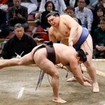 　大の里（奥）がはたき込みで霧島を下す＝福岡国際センター