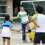 　東京都内の中学校のテニス部で外部のコーチから指導を受ける生徒たち＝２０１７年７月