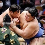 　霧島（左）を攻める大の里。はたき込みで下す＝福岡国際センター