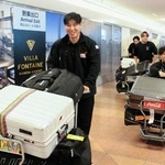 　帰国したパラアイスホッケー日本代表＝１２日、羽田空港