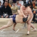 　玉鷲（右）が首ひねりで平戸海を破る＝福岡国際センター