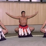 　２００１年、赤い横綱を締め還暦土俵入りの練習をする元横綱の北の富士さん（中央）。左は九重親方（元横綱千代の富士）、右は八角親方（元横綱北勝海）＝東京都墨田区の八角部屋