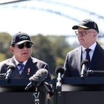 　１２日、オーストラリア・シドニーで記者会見するアルバニージー首相（右）とインドネシアのプラボウォ大統領（ロイター＝共同）