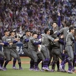 　日本生命を破って優勝し、喜ぶヤマハの選手たち＝京セラドーム