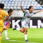 　ＩＳＰＥ戦の前半、先制ゴールを決め喜ぶ日テレ東京Ｖのタン（右）＝ヤンゴン（（Ｃ）ＡＦＣ）