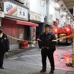 　大阪市西成区の火災現場付近＝１３日午前２時２９分