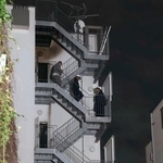 　火災があった大阪市西成区の集合住宅＝１３日午前２時３６分