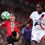 　プレーするマンチェスター・ユナイテッドの宮沢ひなた＝１２日、マンチェスター（ゲッティ＝共同）