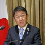 　記者団の取材に応じる茂木外相＝１２日、カナダ・ナイアガラオンザレーク（共同）