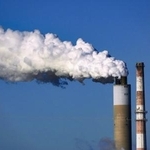 　米インディアナ州ニューバーグの石炭火力発電所＝４月（ＡＰ＝共同）