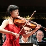 　ジュネーブ国際音楽コンクールのビオラ部門で演奏する谷口朱佳さん＝１２日、スイス・ジュネーブ（共同）