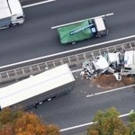 　埼玉県入間市の圏央道外回り線で発生した、トラックや乗用車が絡む玉突き事故の現場＝１３日午前９時４９分（共同通信社ヘリから）