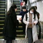 　梶谷恭暉さんの情報提供を求め、ビラを配る母親（左）＝１３日午前、ＪＲ岡山駅前