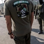 　イスラエル軍支配地域と隔てるパレスチナ自治区ガザの境界線「イエローライン」近くで、「ハマス・ハンティング・クラブ」と書かれたＴシャツを着るイスラエル兵＝５日、ガザ市（ロイター＝共同）