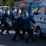 　警察官によるライフル銃でのクマの駆除が可能になり、岩手県警の出動式を終え出発する隊員ら＝１３日午前、岩手県滝沢市