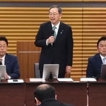 　党会合であいさつする公明党の斉藤代表（中央）＝１３日午前、東京都新宿区