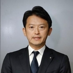 　兵庫県庁で取材に応じる斎藤元彦知事＝１３日午後