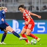 　女子欧州ＣＬのアーセナル戦でボールを奪うバイエルン・ミュンヘンの谷川（右）＝ミュンヘン（ゲッティ＝共同）