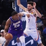 　サンダー戦で相手と競り合いながらドリブルするレーカーズの八村（左）＝オクラホマシティー（ＡＰ＝共同）