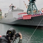 　命名・進水式を前に報道陣に公開された海上自衛隊の哨戒艦「さくら」（手前）と「たちばな」＝１３日午後、横浜市磯子区