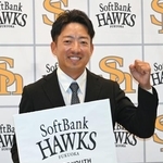 　ソフトバンクの中学生硬式野球チームの初代監督に就任し、ポーズをとる嘉弥真氏＝１３日、みずほペイペイドーム