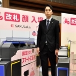 　顔認証カメラ内蔵改札機のデモンストレーション＝１３日、東京都中央区