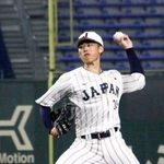 　練習する野球日本代表の曽谷＝東京ドーム