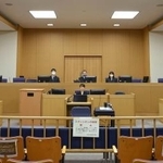 　安倍元首相が銃撃された事件の公判が開かれた奈良地裁の法廷＝１３日午前