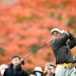 　第１日、８番でティーショットを放つ宮里優作。５アンダーで首位＝太平洋クラブ御殿場