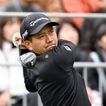 　第１日、１０番でティーショットを放つ石坂友宏。５アンダーで首位＝太平洋クラブ御殿場