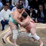 　宇良（右）が寄り切りで琴桜を破る＝福岡国際センター