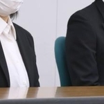 　判決後に記者会見する自殺した男性の長男（右）ら遺族＝１３日午後、栃木県庁