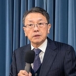 　記者会見する政府の地震調査委員会の平田直委員長＝１３日夜、東京都千代田区