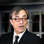 　「無名塾」で営まれた仲代達矢さんの通夜に参列し、取材に応じる益岡徹さん＝１３日夜、東京都世田谷区