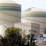 　関西電力高浜原発２号機（右）＝１２日、福井県高浜町