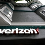 　ベライゾン・コミュニケーションズの店舗に表示されたロゴ＝１３日、米サンフランシスコ（ゲッティ＝共同）