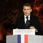 　パリ同時多発テロから１０年となり、式典で演説するフランスのマクロン大統領＝１３日、パリ（ロイター＝共同）