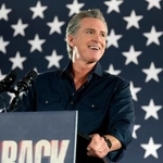 　米テキサス州ヒューストンでの民主党のイベントで演説するカリフォルニア州のニューサム知事＝８日（ＡＰ＝共同）