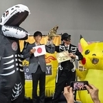 　地球温暖化対策に後ろ向きな国に贈る「化石賞」のイベント＝ブラジル・ベレン（気候行動ネットワーク提供）