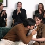 　米大リーグ、ナショナル・リーグのＭＶＰに満票で選ばれ、ＭＬＢネットワークの番組で喜ぶドジャースの大谷翔平（手前左）と妻真美子さん＝１３日