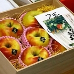 　初競りで７玉１０万円の最高値が付いた「ななみつき」＝１４日午前、北海道・函館市青果物地方卸売市場