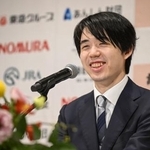 　竜王戦５連覇から一夜明け、笑顔で記者会見する藤井聡太竜王＝１４日午前、京都市下京区