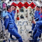 　中国の宇宙ステーション「天宮」で合流した「神舟２０号」（左）と「神舟２１号」の乗組員（新華社＝共同）