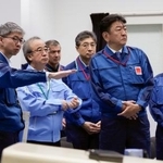 　事故を想定した訓練を前に説明を受ける新潟県の花角英世知事（手前左から２人目）と東電ホールディングスの小早川智明社長（同３人目）＝１４日午前、新潟県刈羽村